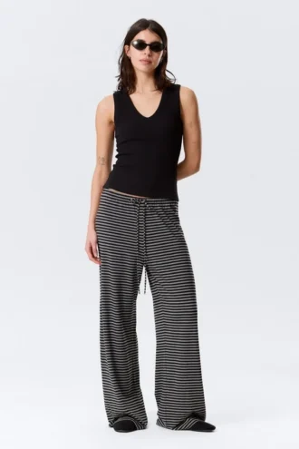 Weit geschnittene Lyocell-Hose zum Hineinschlüpfen – schwarz-grau gestreift