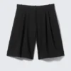Weit geschnittene, plissierte Shorts – Schwarz