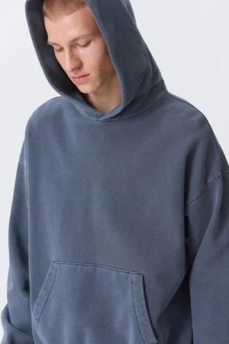 Weit geschnittener Kapuzenpullover aus schwerer Baumwolle – gewaschen, dunkelblau Weit geschnittener Kapuzenpullover aus schwerer Baumwolle – gewaschen, dunkelblau