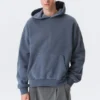 Weit geschnittener Kapuzenpullover aus schwerer Baumwolle – gewaschen, dunkelblau Weit geschnittener Kapuzenpullover aus schwerer Baumwolle – gewaschen, dunkelblau
