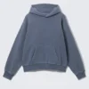 Weit geschnittener Kapuzenpullover aus schwerer Baumwolle – gewaschen, dunkelblau Weit geschnittener Kapuzenpullover aus schwerer Baumwolle – gewaschen, dunkelblau