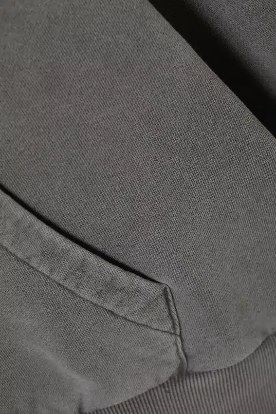 Weit geschnittener Kapuzenpullover aus schwerer Baumwolle – gewaschen, dunkelgrau Weit geschnittener Kapuzenpullover aus schwerer Baumwolle – gewaschen, dunkelgrau
