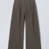 Weite Anzughose mit niedriger Taille – Dark Mole