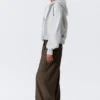 Weite Anzughose mit niedriger Taille – Dark Mole – Nadelstreifen