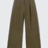 Weite Anzughose mit niedriger Taille – Dunkelkhaki Weite Anzughose mit niedriger Taille – Dunkelkhaki