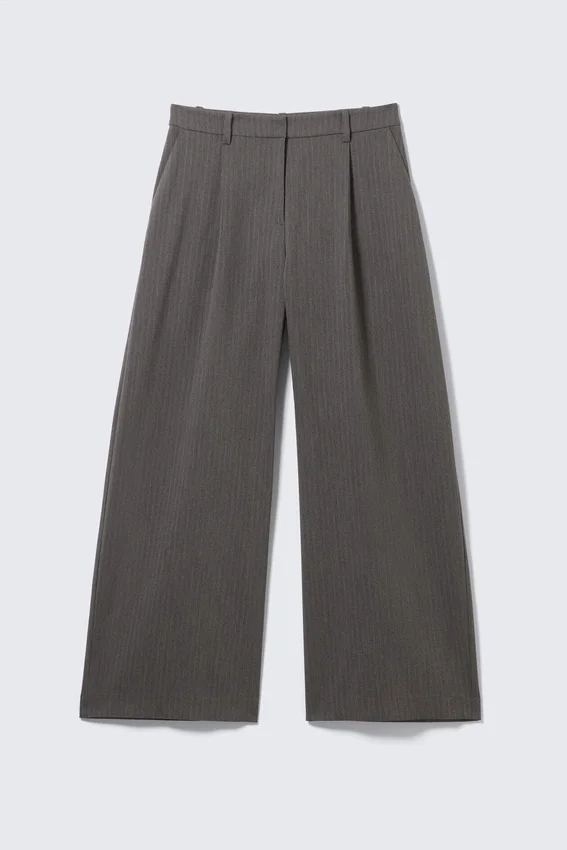 Weite Anzughose mit niedriger Taille – gestreift, dunkelgrau Weite Anzughose mit niedriger Taille – gestreift, dunkelgrau