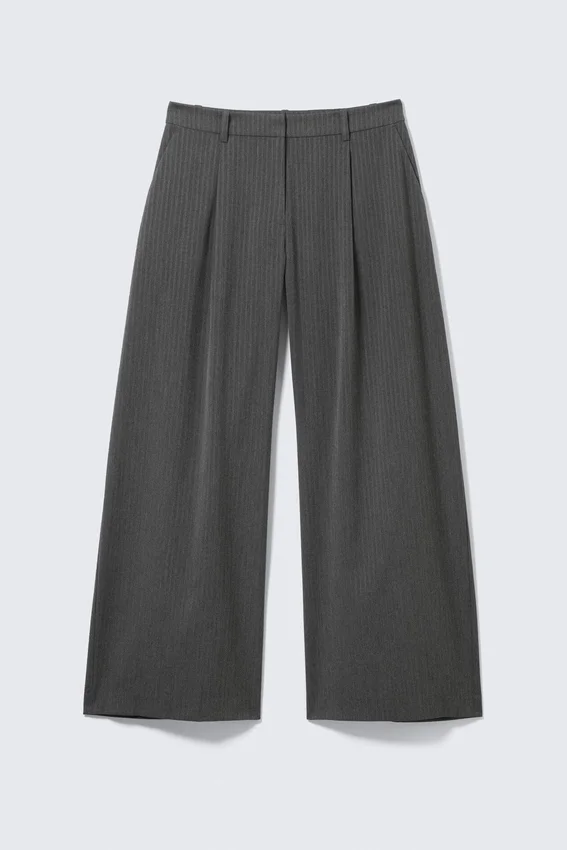 Weite Anzughose mit niedriger Taille – grau meliert mit Nadelstreifen Weite Anzughose mit niedriger Taille – grau meliert mit Nadelstreifen