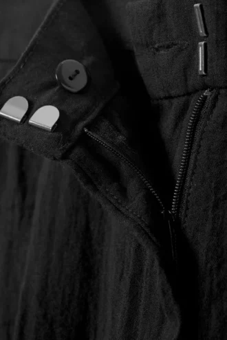 Weite Hose mit niedriger Leibhöhe und Crinkle-Optik – Schwarz