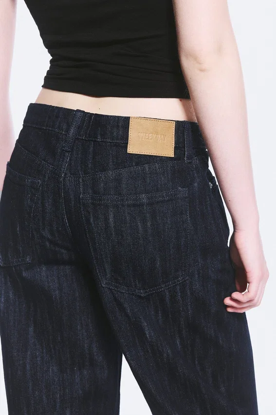 Weite Jeans mit mittlerer Leibhöhe und weitem Bein – Slub-Waschung – Dunkelblau Weite Jeans mit mittlerer Leibhöhe und weitem Bein – Slub-Waschung – Dunkelblau