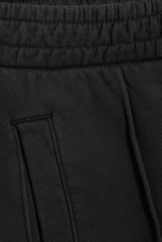 Weite Jogginghose mit Bundfalten – gewaschen, schwarz Weite Jogginghose mit Bundfalten – gewaschen, schwarz