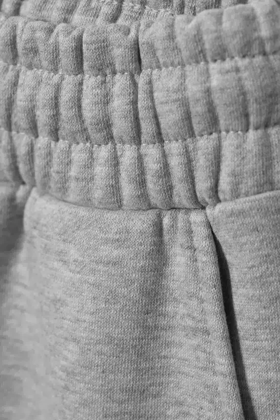 Weite, lange Jogginghose aus schwerem Stoff – Grau meliert Weite, lange Jogginghose aus schwerem Stoff – Grau meliert
