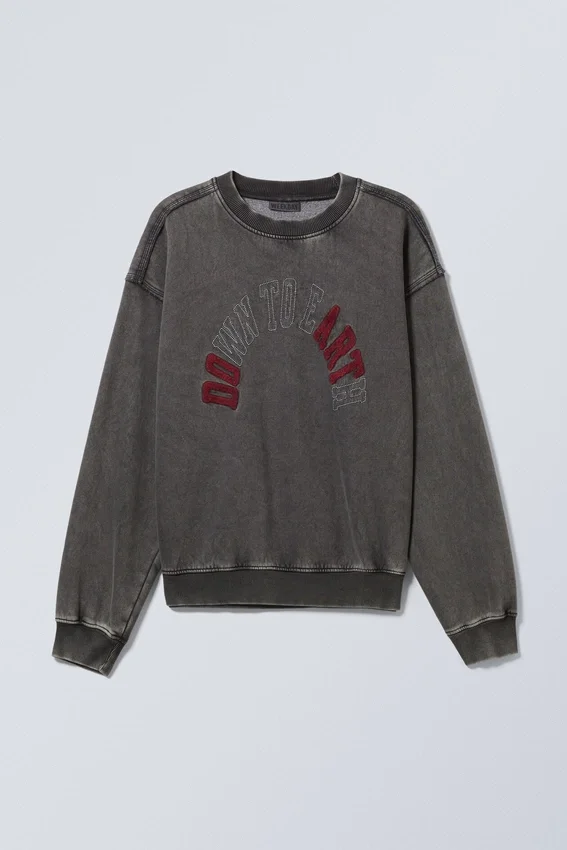 Weites Sweatshirt mit Print – Schwarz gewaschen – Down to Earth Weites Sweatshirt mit Print – Schwarz gewaschen – Down to Earth