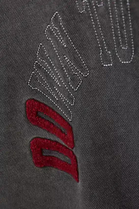 Weites Sweatshirt mit Print – Schwarz gewaschen – Down to Earth Weites Sweatshirt mit Print – Schwarz gewaschen – Down to Earth