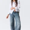 Workwear-Jeans mit niedriger Leibhöhe und weitem, tonnenförmigem Barrel – Mittelblau – Mittelblau Workwear-Jeans mit niedriger Leibhöhe und weitem, tonnenförmigem Barrel – Mittelblau – Mittelblau