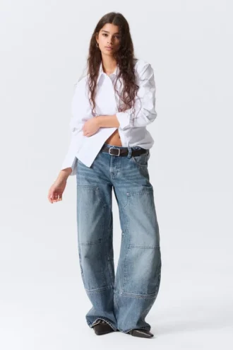 Workwear-Jeans mit niedriger Leibhöhe und weitem, tonnenförmigem Barrel – Mittelblau – Mittelblau