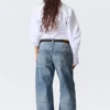 Workwear-Jeans mit niedriger Leibhöhe und weitem, tonnenförmigem Barrel – Mittelblau – Mittelblau Workwear-Jeans mit niedriger Leibhöhe und weitem, tonnenförmigem Barrel – Mittelblau – Mittelblau