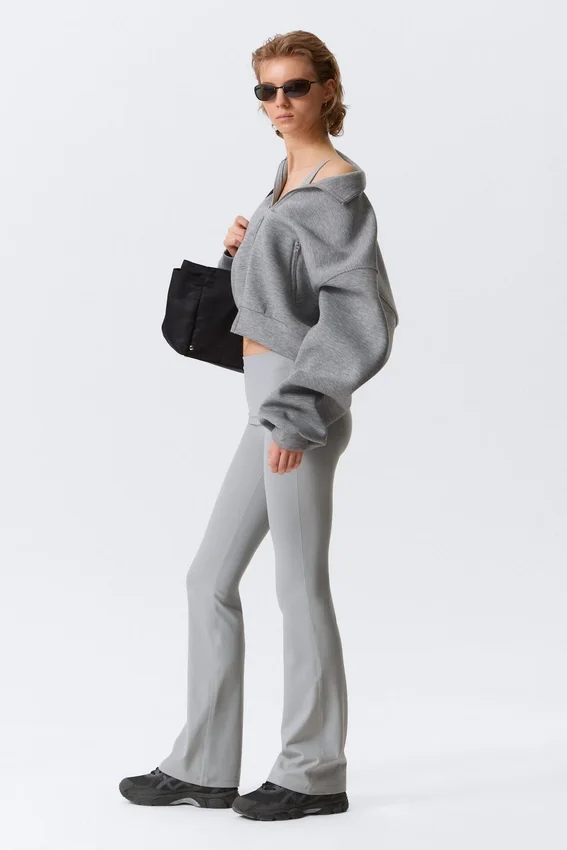 Yoga-Leggings mit gefalteter Taille und ausgestelltem Bein – Hellstaubgrau Yoga-Leggings mit gefalteter Taille und ausgestelltem Bein – Hellstaubgrau