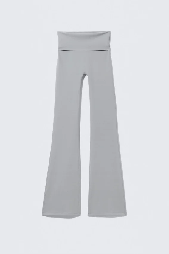 Yoga-Leggings mit gefalteter Taille und ausgestelltem Bein – Hellstaubgrau Yoga-Leggings mit gefalteter Taille und ausgestelltem Bein – Hellstaubgrau