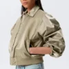 Yulia B Lockere Nylon-Bomberjacke – Hellkhaki
