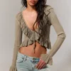 Yulia B Strickjacke mit Rüschen und V-Ausschnitt – Staubiges Khaki-Grün Yulia B Strickjacke mit Rüschen und V-Ausschnitt – Staubiges Khaki-Grün
