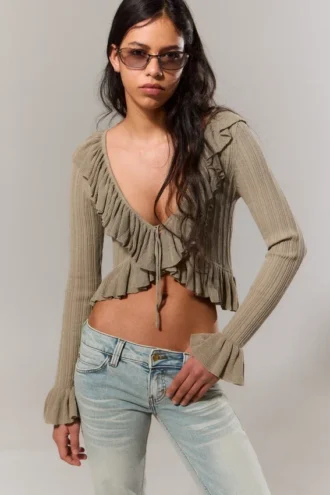 Yulia B Strickjacke mit Rüschen und V-Ausschnitt – Staubiges Khaki-Grün Yulia B Strickjacke mit Rüschen und V-Ausschnitt – Staubiges Khaki-Grün