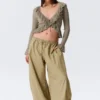 Yulia B Strickjacke mit Rüschen und V-Ausschnitt – Staubiges Khaki-Grün Yulia B Strickjacke mit Rüschen und V-Ausschnitt – Staubiges Khaki-Grün
