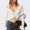 Yulia B Strickjacke mit Rüschen und V-Ausschnitt – Weiß