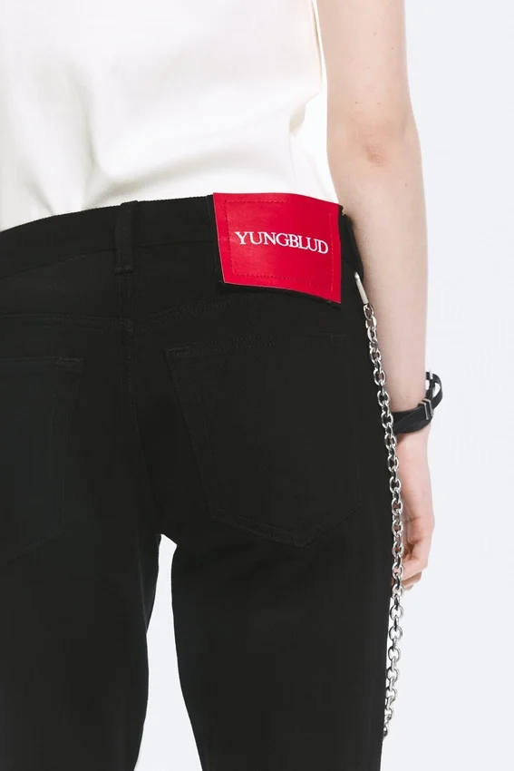Yungblud Low Rise Slim Straight Leg Jeans – Schwarz Yungblud Low Rise Slim Straight Leg Jeans – Schwarz