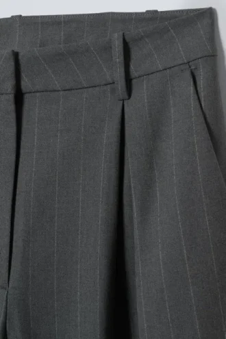 Zia-Hose – Grau mit Nadelstreifen